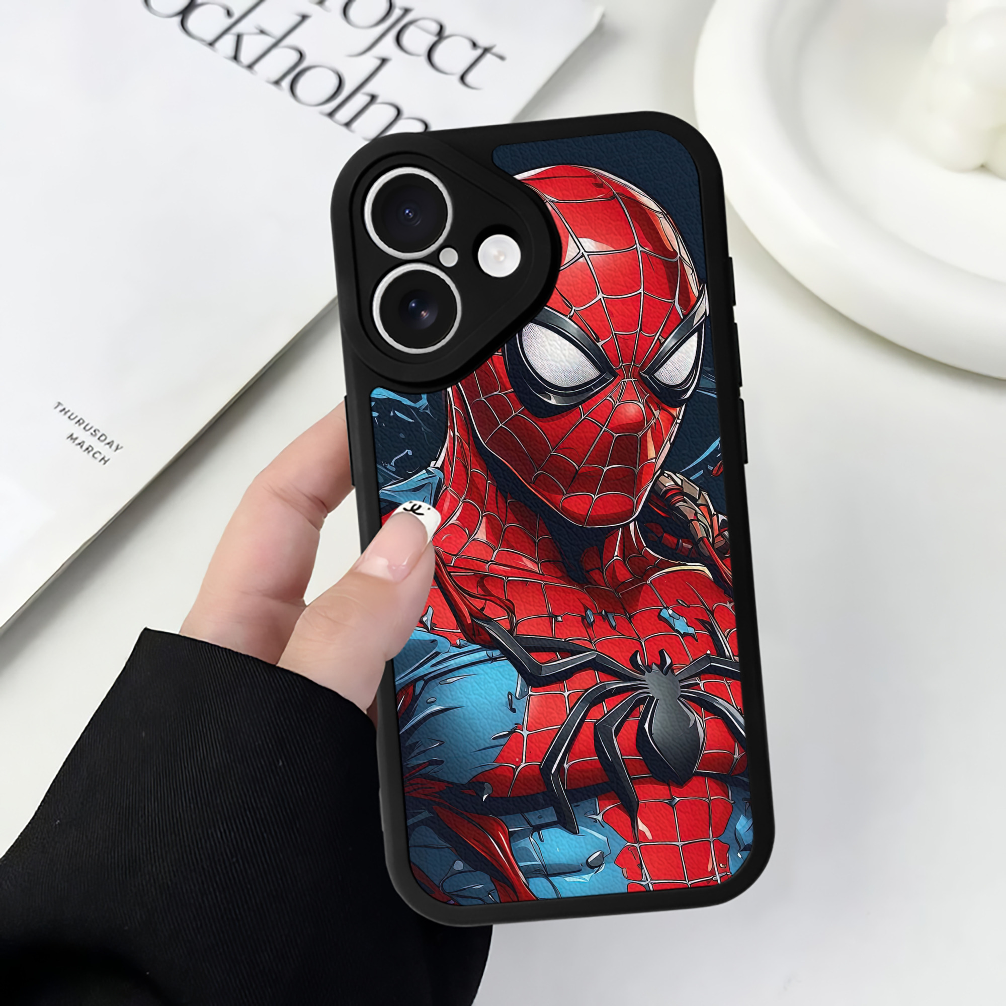 Spider Man スパイダーマン 【iPhone 16シリーズ対応】シリコンスマホケース（レザー調） 材質：シリコン